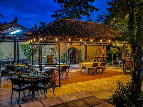 普拉亚弗拉明戈Casas del Toro Playa Flamingo的户外庭院配有桌椅和灯光