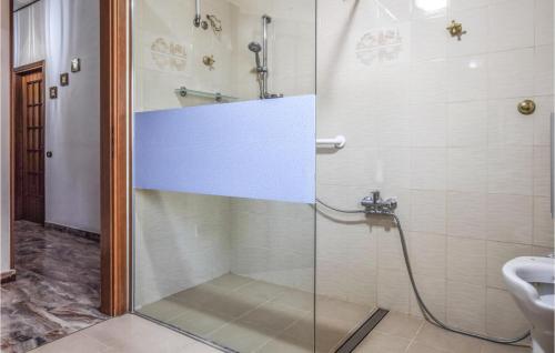 雷焦卡拉布里亚Beautiful Apartment In Reggio Calabria With Wifi And 3 Bedrooms的浴室里设有玻璃门淋浴