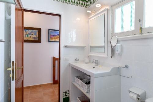 法马拉Famara Caracolillos, La Casa的白色的浴室设有水槽和镜子