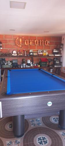 里奥阿查FÁTIMA REAL的带酒吧的房间里一张蓝色的台球桌