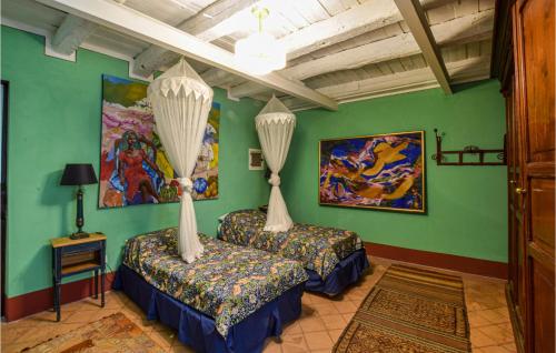 阿曼泰阿Art Gallery Flat的绿墙客房内的两张床