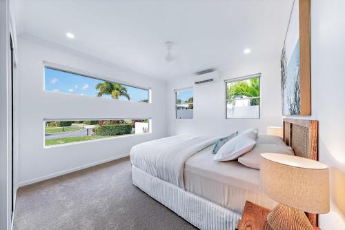 埃尔利海滩Cove 18 - Luxury beach house的一间白色卧室,配有床和2个窗户