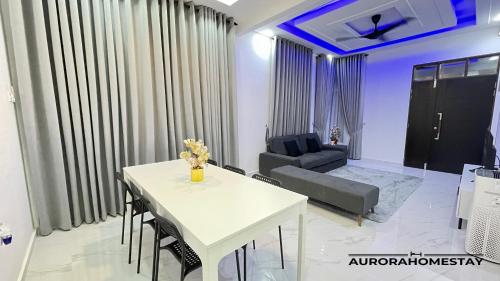 马兰Aurora Homes的客厅配有白色桌子和沙发