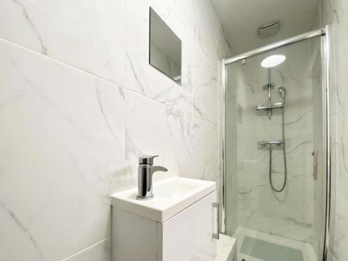 北蒂德沃思House 1905 - Self Catering Serviced Apartment的白色的浴室设有水槽和淋浴。