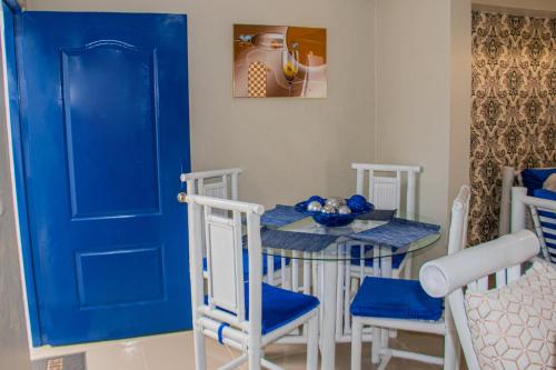 佩德纳莱斯D' Yoko Village's的配有桌椅的用餐室内的蓝色门