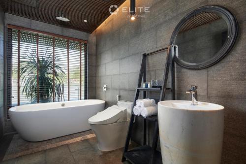 下龙湾Elite of the Seas的带浴缸、卫生间和盥洗盆的浴室