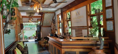 马富施Maladiwa Beach & Spa的大堂,带柜台的餐厅,房间