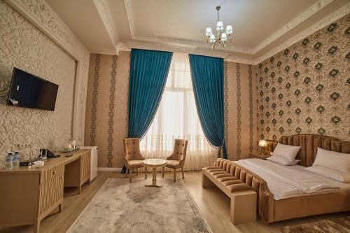 撒马尔罕Comfort Hotel Samarkand的卧室配有一张床和一张桌子及椅子