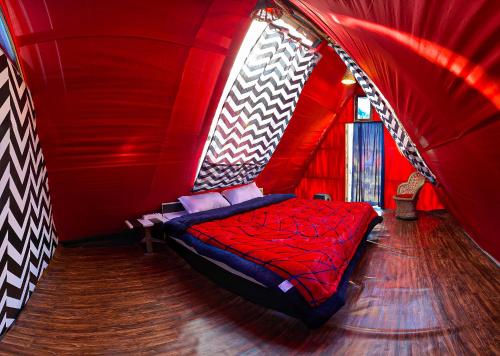 马拉里SGM Camp & Cottage的一间红色帐篷内的卧室
