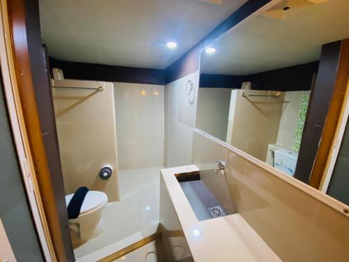 攀牙帕科尔精品度假酒店的一间带水槽、卫生间和镜子的浴室