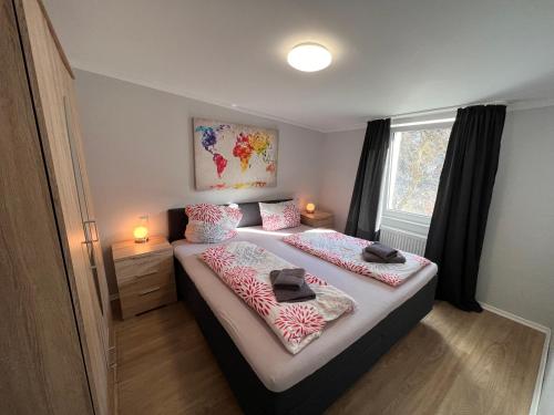 维林根Willingenvakanties,Modern Quality Apartments Restyled nov 2022 WILLINGEN 2023的一间卧室设有两张床和窗户。