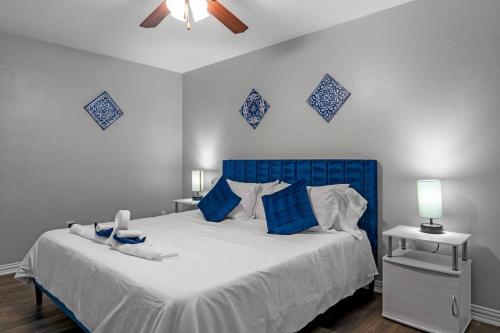 阿林顿Family Friendly 2bdrm-Walk To At&t/Cowboys Stadium的一间卧室配有蓝色和白色的床和蓝色枕头