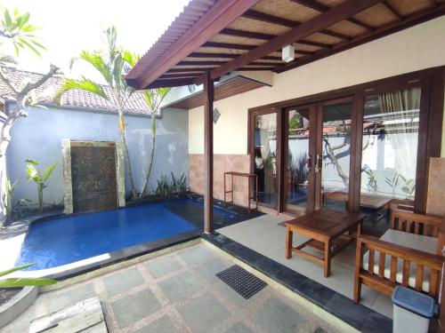 吉利特拉旺安萨哈巴别墅的庭院中带游泳池的房子