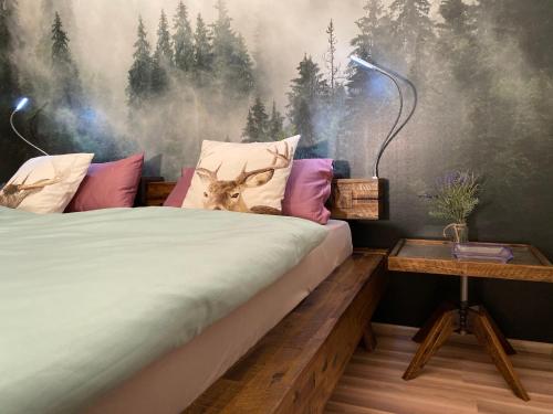 拉尔Black Forest Villa的一间卧室,配有一张带鹿头的床