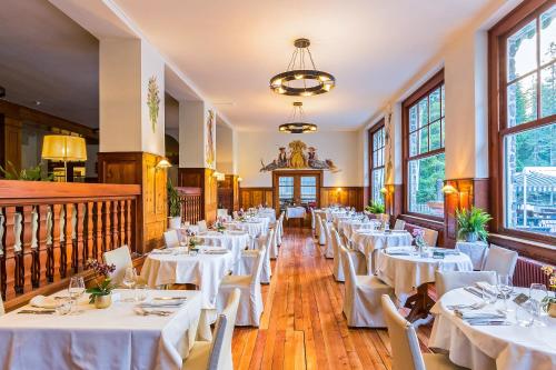 布拉伊埃斯布拉伊埃斯湖泊酒店的餐厅的一排桌子,配有白色的桌布
