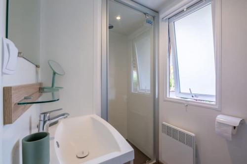 弗雷瑞斯Little John的白色的浴室设有水槽和窗户。