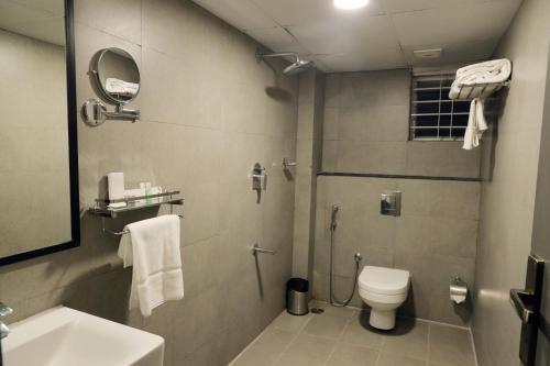 耶拉汉卡RV STAY INN的带淋浴、卫生间和盥洗盆的浴室