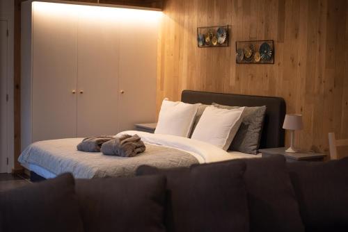 圣尼古拉Domein Den Buiten Bed And Breakfast DnD的一间卧室配有一张带白色床单的大床