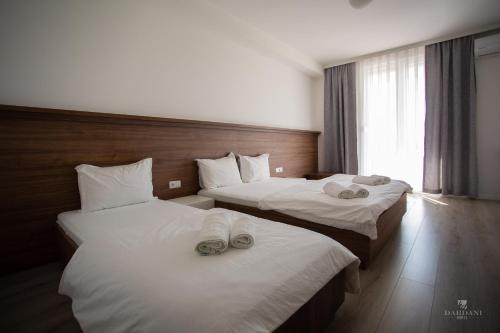 米特罗维察Hotel Dardani的两张位于酒店客房的床,配有毛巾