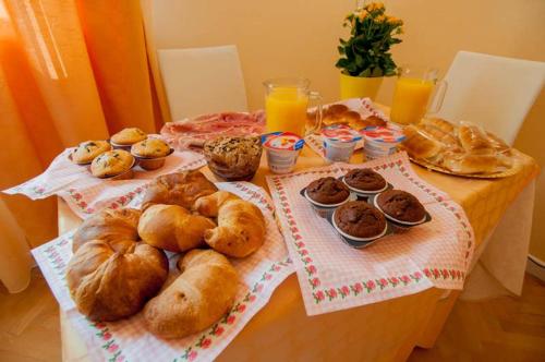 蒙法尔科内B&B Gasiso的一张桌子上放着一大堆面包和糕点