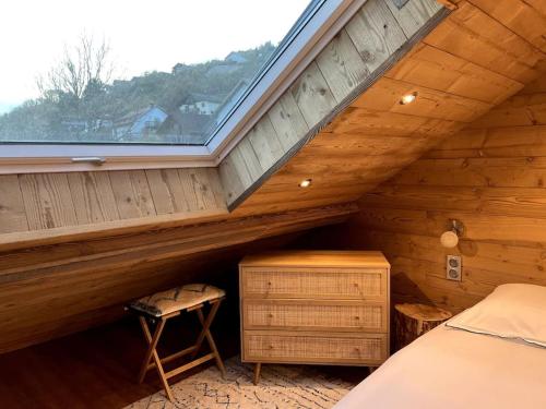 拉布雷斯Splendide appartement style chalet classé 4 étoiles, terrasse face à la montagne的小木屋内的卧室,配有床和窗户