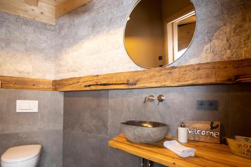 NiederndorfBio-Chalet Haus Wagner的一间带水槽和镜子的浴室
