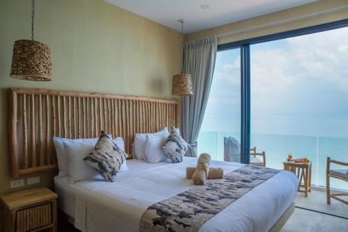 波普托里维埃拉海滩酒店的一间卧室,床上有泰迪熊