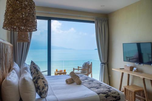 波普托里维埃拉海滩酒店的一间卧室设有一张床,享有海景