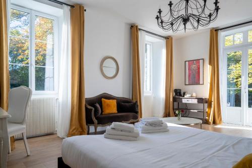 Saint-Étienne-de-Saint-GeoirsChateau des Ayes - Chambres & suites的一间卧室配有一张床、一把椅子和窗户。
