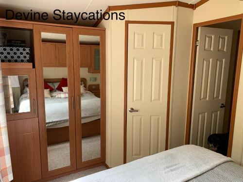 霍伊克Devine Staycations at 38 Riverside的带一张床和两扇门的卧室