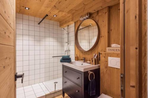 梅杰夫Charmant T2 Megève, 10 min à pied du centre的浴室配有盥洗盆、镜子和浴缸