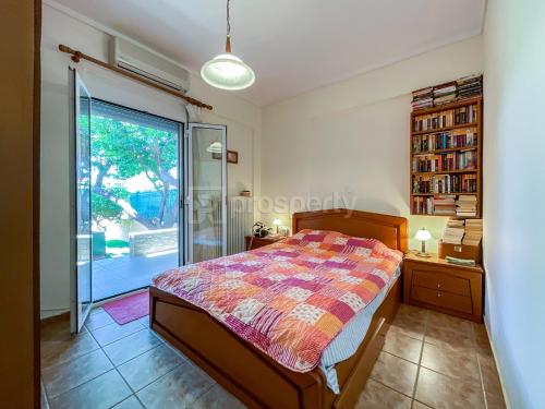 尼基季Private Paradise in Nikiti的一间卧室设有一张床和一个滑动玻璃门