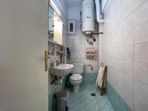 尼基季Private Paradise in Nikiti的一间带卫生间和水槽的小浴室