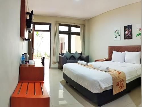 TjakranegaraLombok Mayura Hotel的一间带两张床和一张沙发的卧室
