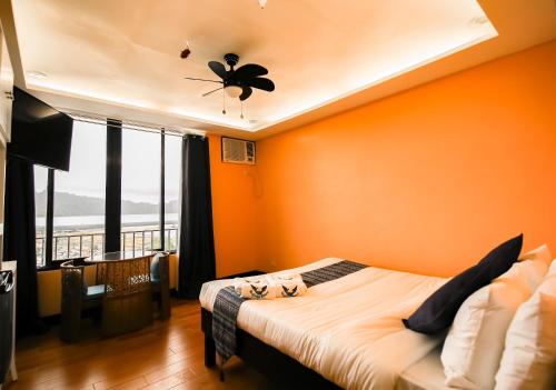 科隆天空度假酒店的一间卧室配有一张橙色墙壁的床