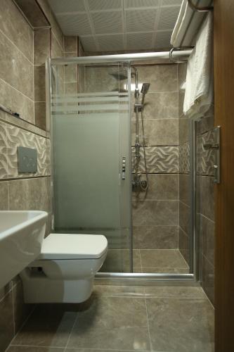 锡瓦斯BEYAZ İNCİ OTEL的带淋浴、卫生间和盥洗盆的浴室