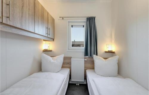 Süsel2 Bedroom Cozy Home In Ssel的小型客房 - 带2张床和窗户