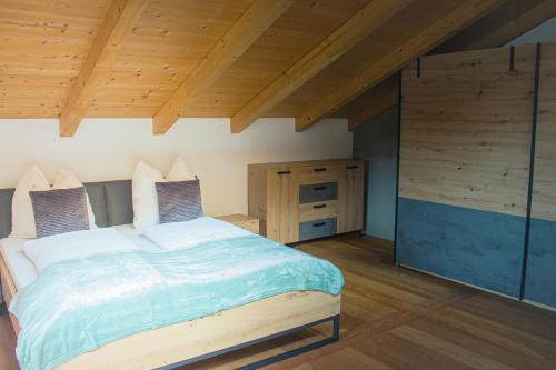 迈尔霍芬EMMA´s Chalet的一间卧室设有一张大床和木制天花板