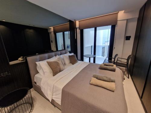 拉纳卡Raam Luxury Suites的一间卧室设有一张大床和大窗户