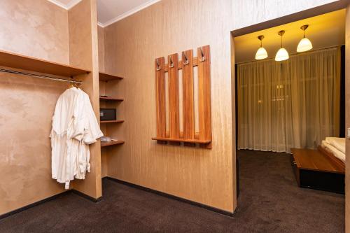 切尔卡瑟Perlyna Resort的走廊,带一张床和一个衣柜的房间