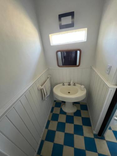 乌斯怀亚切罗坤德住宿加早餐旅馆 的一间带水槽和卫生间的小浴室