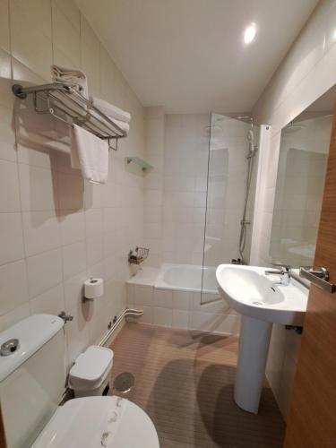 桑亨霍Hotel Casa Román的浴室配有卫生间、盥洗盆和淋浴。