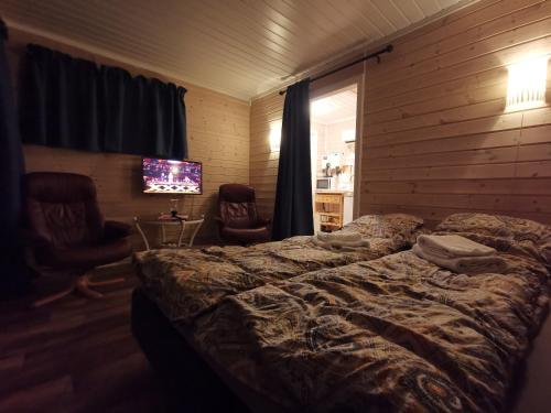 GjesværUtsikten的一间卧室配有一张床和一台电视