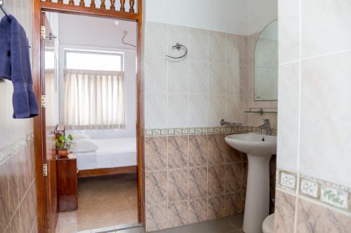 科伦坡Greenscape Colombo的带淋浴、盥洗盆和卫生间的浴室