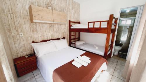 弗洛里亚诺波利斯Open House Canasvieiras - OH HOTÉIS的一间卧室配有一张带两张双层床的床铺。