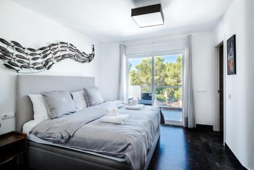 圣何塞德萨塔莱阿Villa Vidal的一间卧室设有一张床和一个大窗户