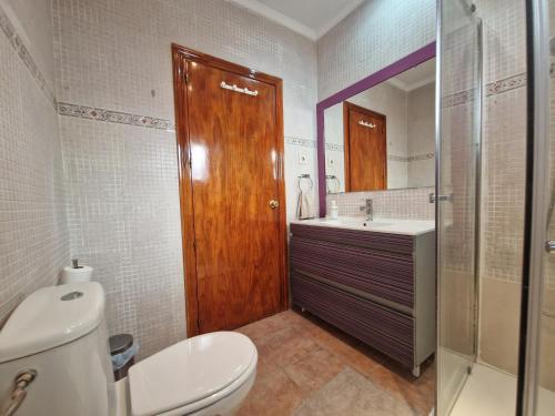 马拉加Sunny Churriana-Airport II的一间带卫生间、水槽和镜子的浴室