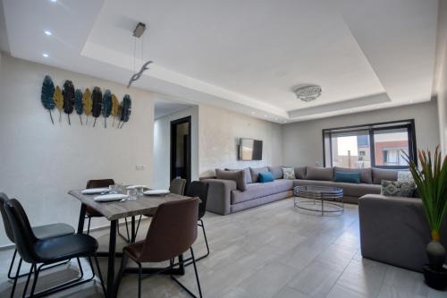 塔哈佐特Medina Bay Taghazout 4 or 5 PX Luxe的客厅配有沙发和桌子