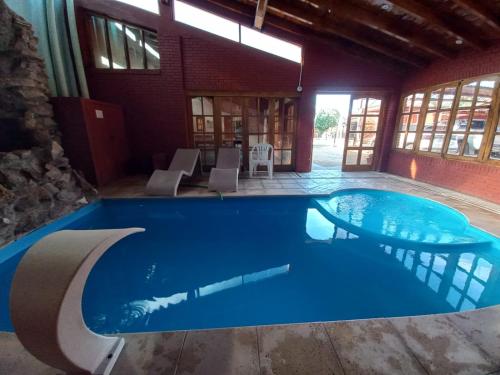 圣拉斐尔Colorina Complejo Residencial的蓝色建筑中的一个大型游泳池