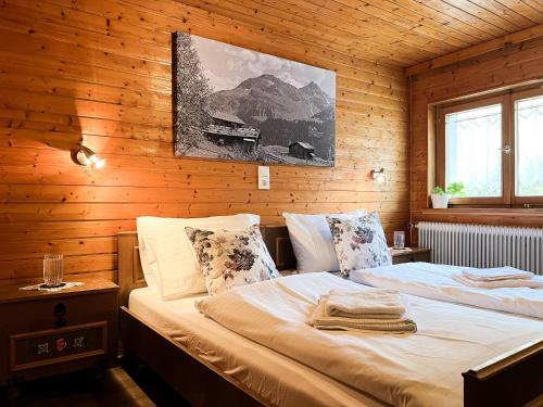 锡贝塔尔Spitzen Blicke – Apartments的卧室配有木墙内的一张床